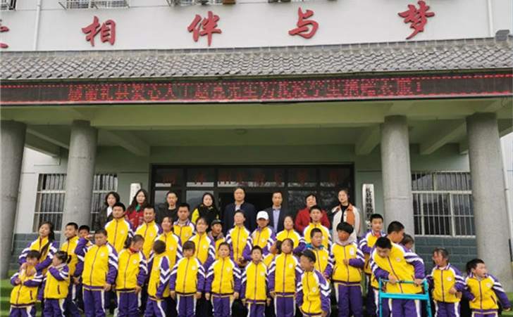 爱心人士赵亮先生捐赠的102件,三件套服装,学校举行了爱心服装发放