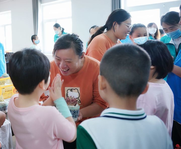  济南市市直机关青年“泉心全意”志愿团和孤独症儿童共度中秋