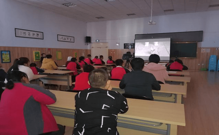 抚松县特殊教育学校举行“放映一场电影”活动。