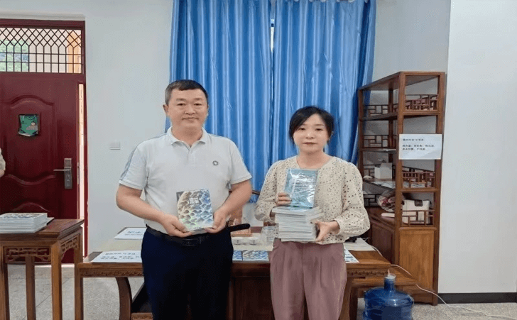 多彩贵州网农业农村事业部向学校捐赠“贵州冲泡”绘本