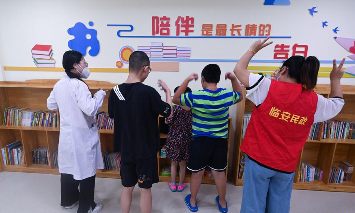 杭州市临安区社会福利中心的康复治疗师上团体课