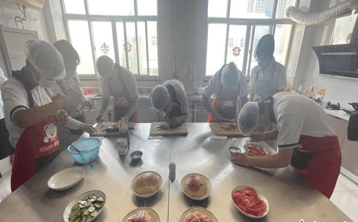 阳城县特殊教育学校开展烹饪课程