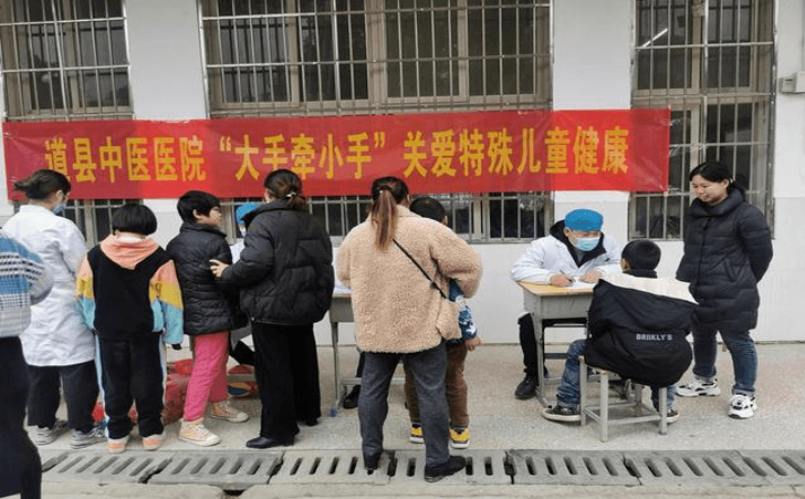 “大手牵小手”关爱特殊儿童健康活动