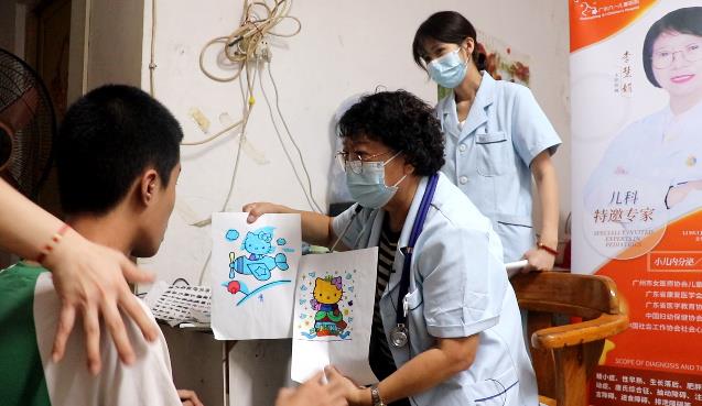 李慧娟主任一一为他们进行了二次诊疗和现场义诊