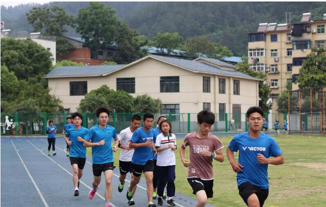 团队成员与十堰市特殊教育学校学生一起热身训练
