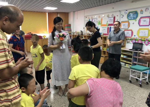 在市残疾人康复中心,孩子们向陈惠英送上花朵 在市残疾人康复中心,孩子们向陈惠英送上花朵