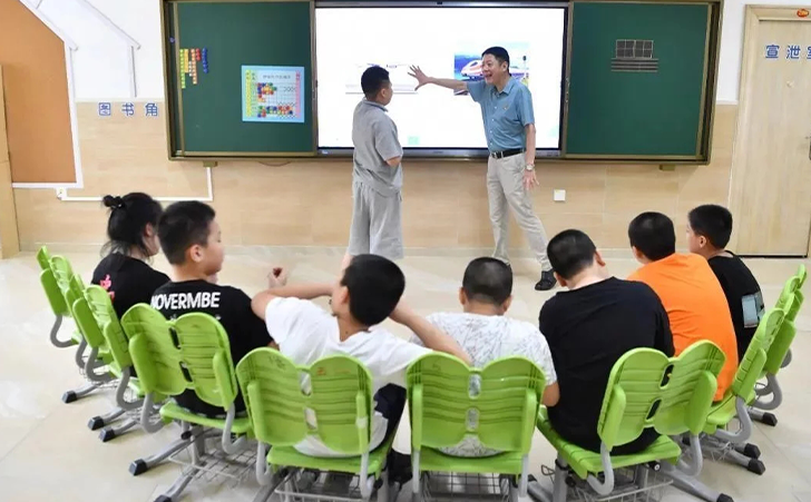 教师正在为“自闭症孩子”上课