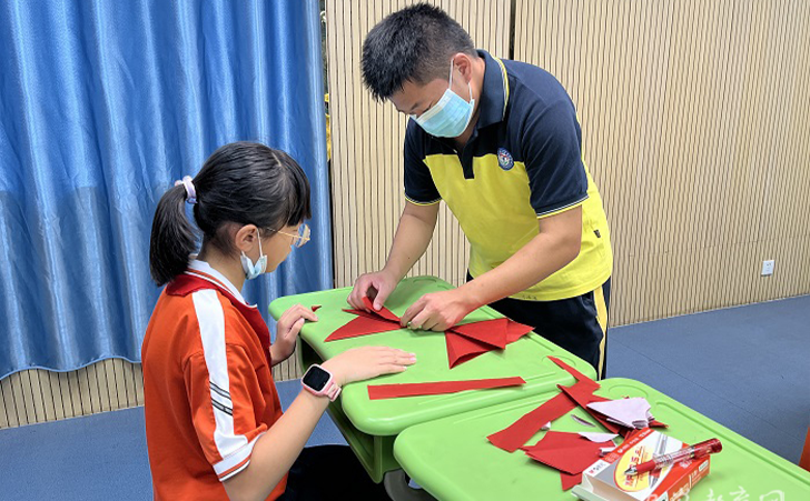 师生们共同开展剪纸融合课