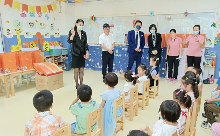 酒店副总经理田文萍女士在欢迎仪式的致辞中为儿童康复幼儿园师生们送上节日的问候