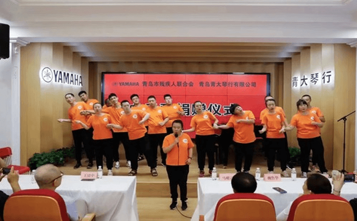 青島市政協組織向自閉癥青年捐贈樂器活動
