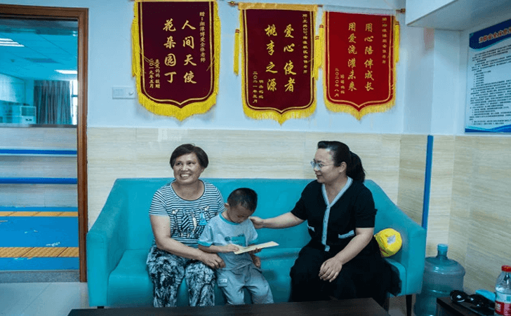 湘潭市雨湖区残联到康复点慰问接受康复训练的孤独症、智力障碍儿童