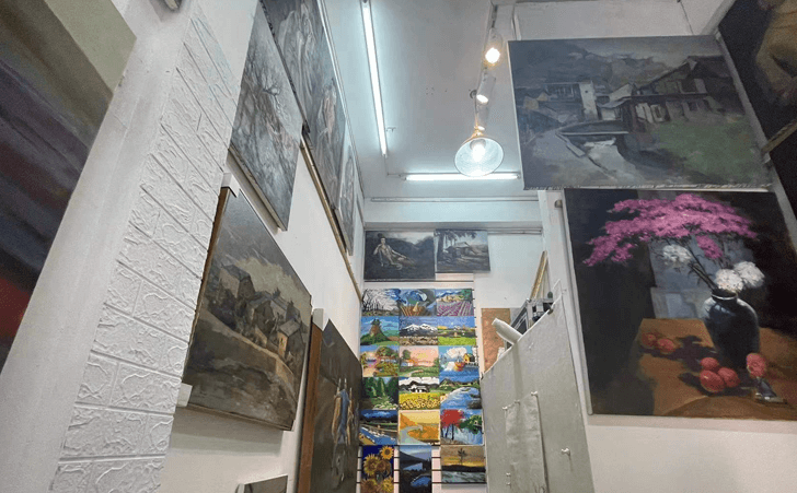 深圳自闭症青年在爱心画廊画画、康复治疗