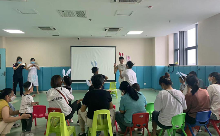 漯河市直幼儿园老师为孤独症康复儿童开展了音乐游戏互动 漯河市直幼儿园老师为孤独症康复儿童开展了音乐游戏互动