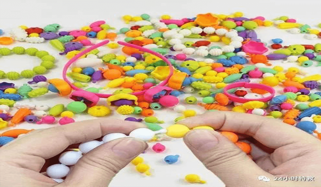 让自闭症孩子根据给出的提示来选取并利用适当的物件的特征作分类