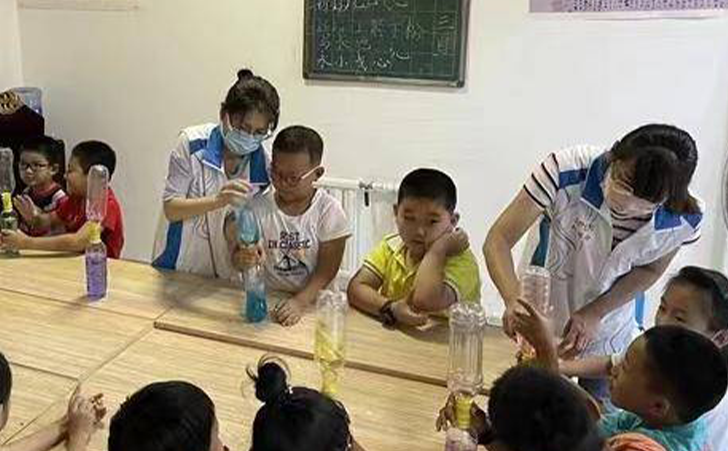 荣成市特殊教育学校的教师在准备工作