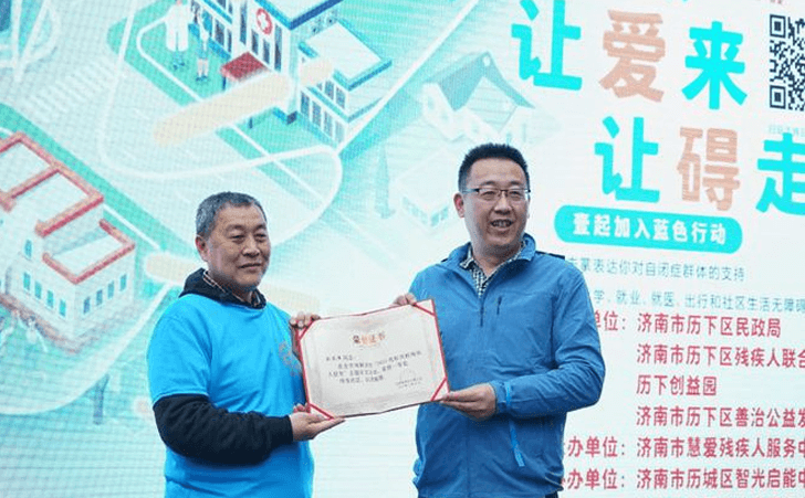 公益故事分享:挂断电话,刘长伟回到了他的工作岗位 公益故事分享:挂断电话,刘长伟回到了他的工作岗位