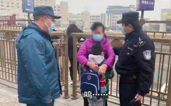 七八岁男孩独自一人自助售票机处 不停拨弄自助 七八岁男孩独自一人自助售票机处 不停拨弄自助