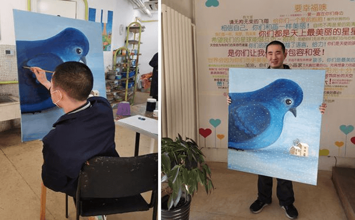 康睿在画画。