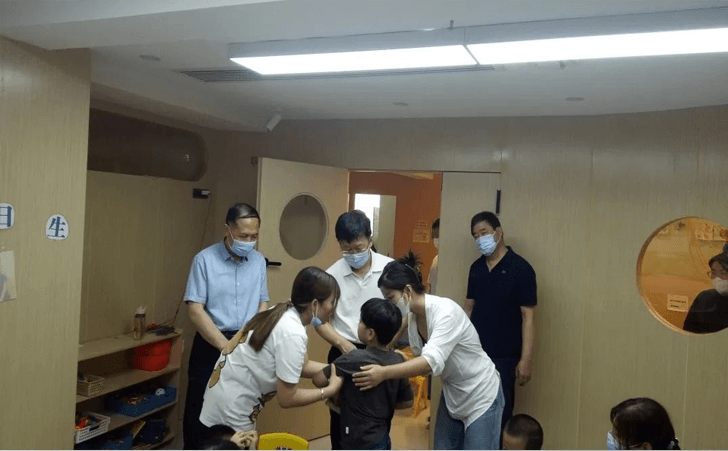 图为刘钊在如辉特教康复中心调研 图为刘钊在如辉特教康复中心调研