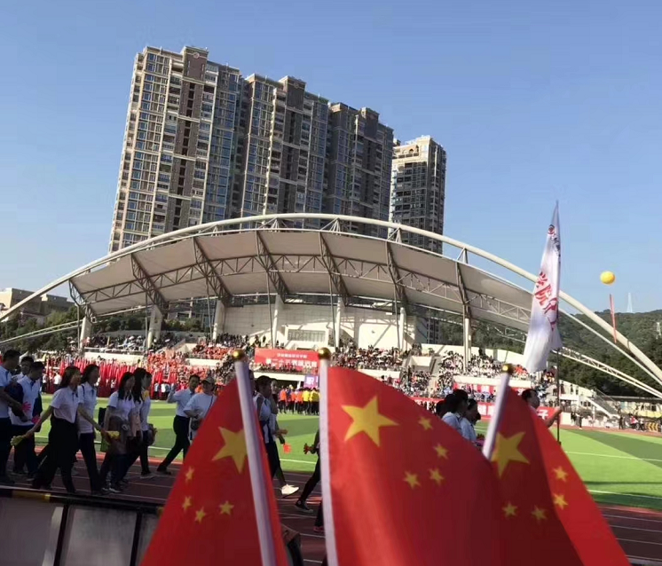 校运会，小舒是摇旗呐喊的啦啦队
