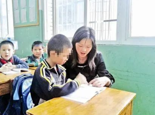 那些选择陪读的父母，有让自闭症孩子融合变顺利吗？