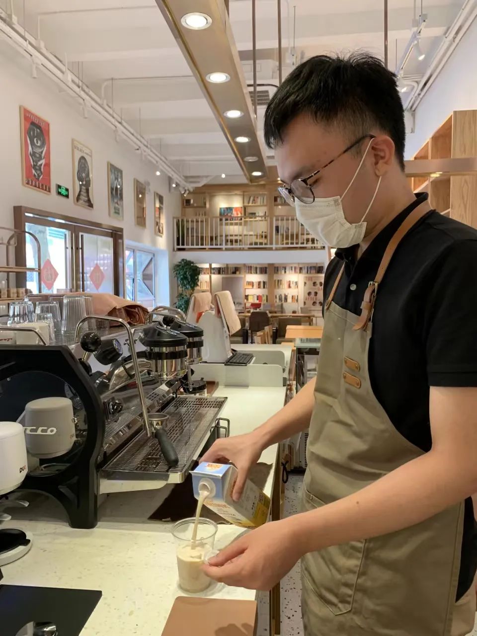 周博涵正在制作咖啡 周博涵正在制作咖啡