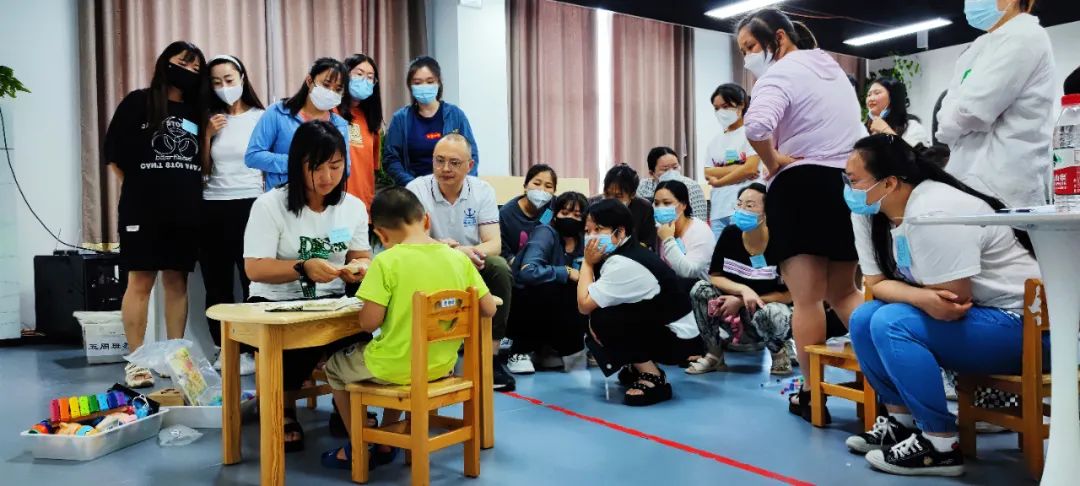 学员在督导下进行实操练习