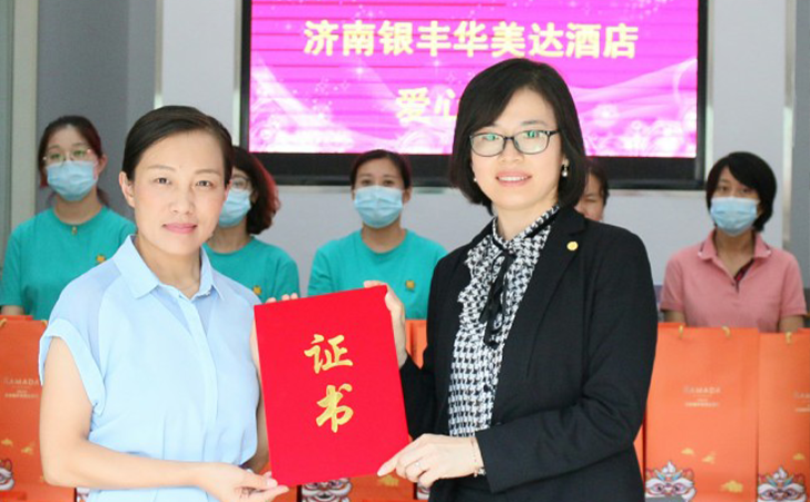 济南市启明星儿童康复中心的李国伟主任回赠爱心证书