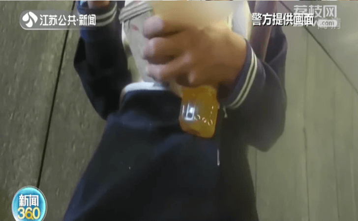 自闭症男孩误入高速