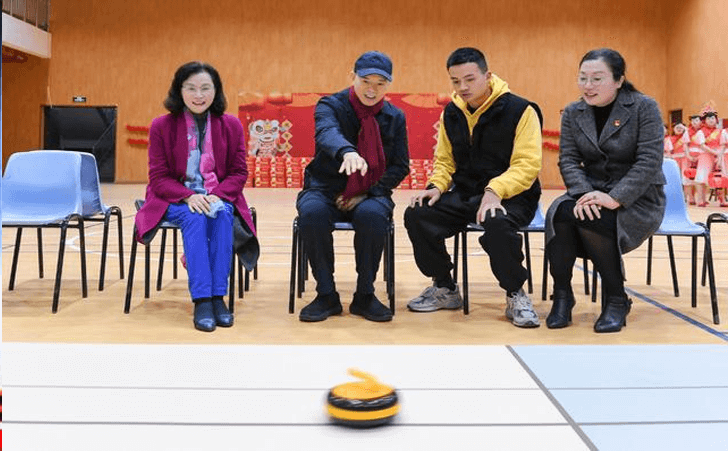 大会前夕,全国人大代表张广敏(右二)在福州市聋哑学校调研。(供图) 大会前夕,全国人大代表张广敏(右二)在福州市聋哑学校调研。(供图)