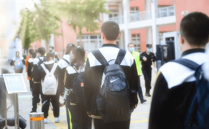 教育部强调继续把“双减”作为重中之重，着力巩固学科类培训机构压减成果