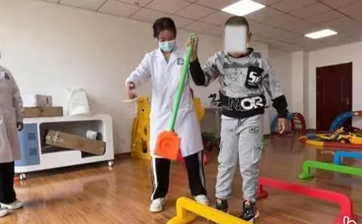 为残疾儿童开展康复治疗