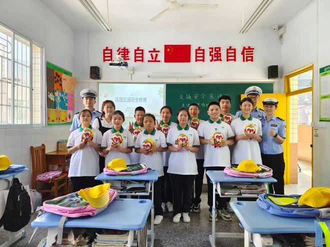 重庆交巡警专门为他们准备了一堂特殊的交通安全第一课 重庆交巡警专门为他们准备了一堂特殊的交通安全第一课
