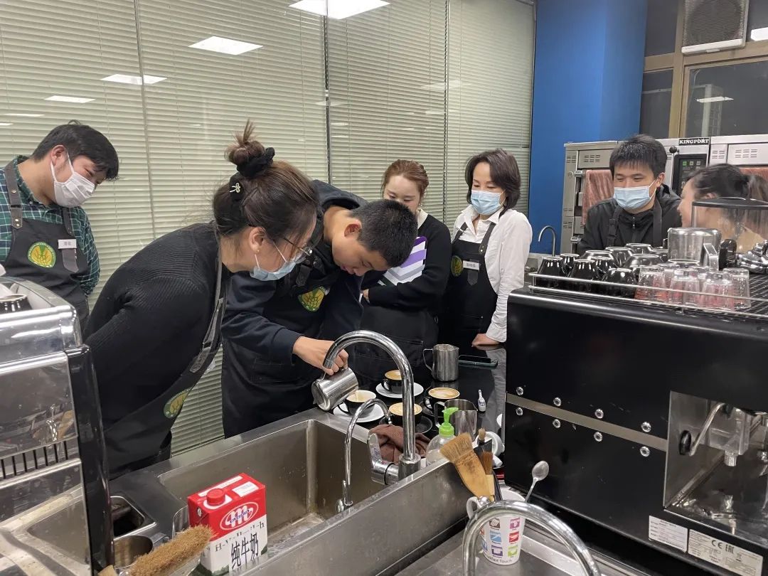 张浩然正在进行拉花考试 张浩然正在进行拉花考试
