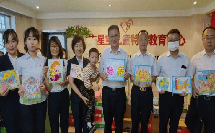 华夏银行兰州分行行长以及华夏银行全体员工和晚报社领导伸出援助之手，献出大爱之心