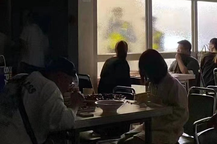 偷偷堂食的人们 偷偷堂食的人们