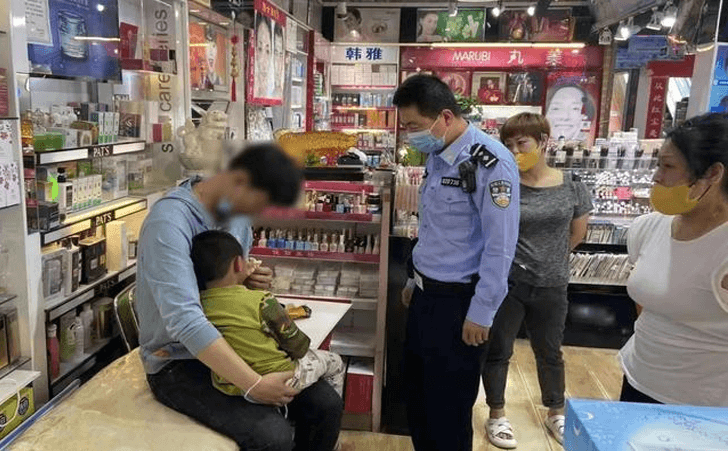 哈尔滨市民警帮助走失自闭症儿童 回家