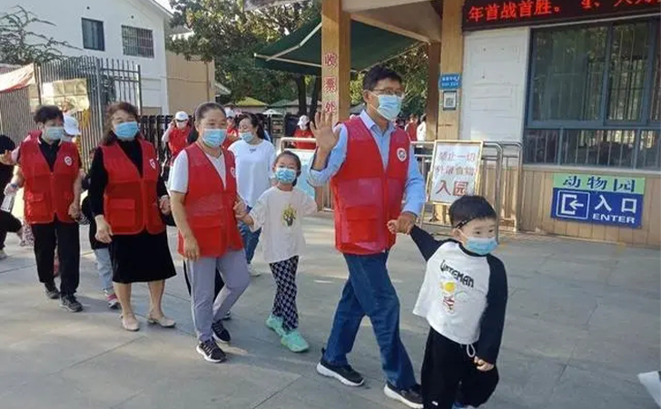 微马健步委员会志愿者带听障儿童来到新浦公园动物园 微马健步委员会志愿者带听障儿童来到新浦公园动物园