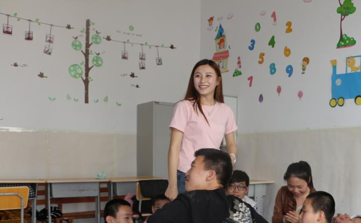 京口区特殊教育中心带领特殊儿童来到贺家弄幼儿园考察