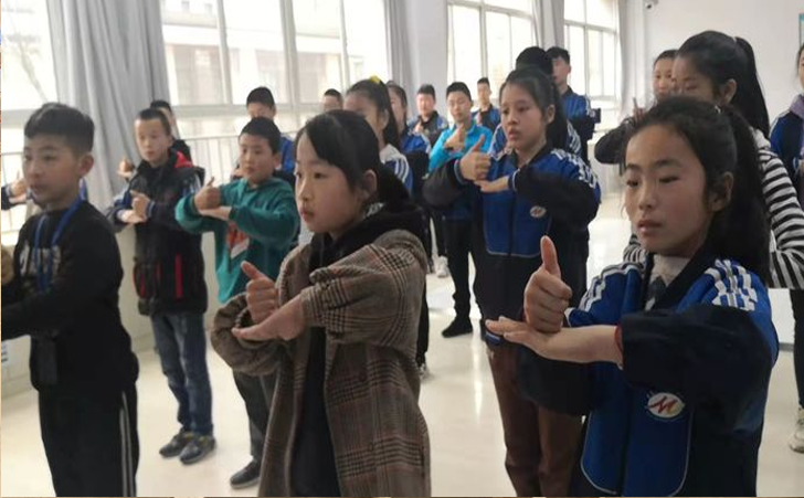 京口区特殊教育中心带领特殊儿童来到贺家弄幼儿园考察