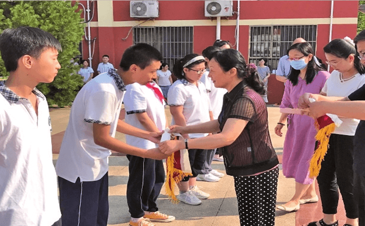 　学校领导为文明班级、宿舍颁奖。