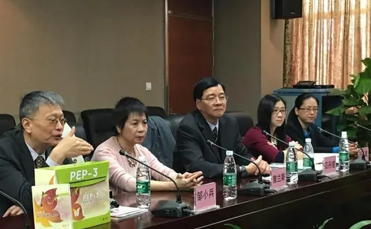 国内自闭症权威专家邹小兵教授（左一）