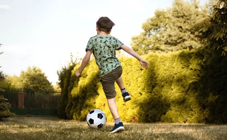 如何教自闭症孩子踢足球