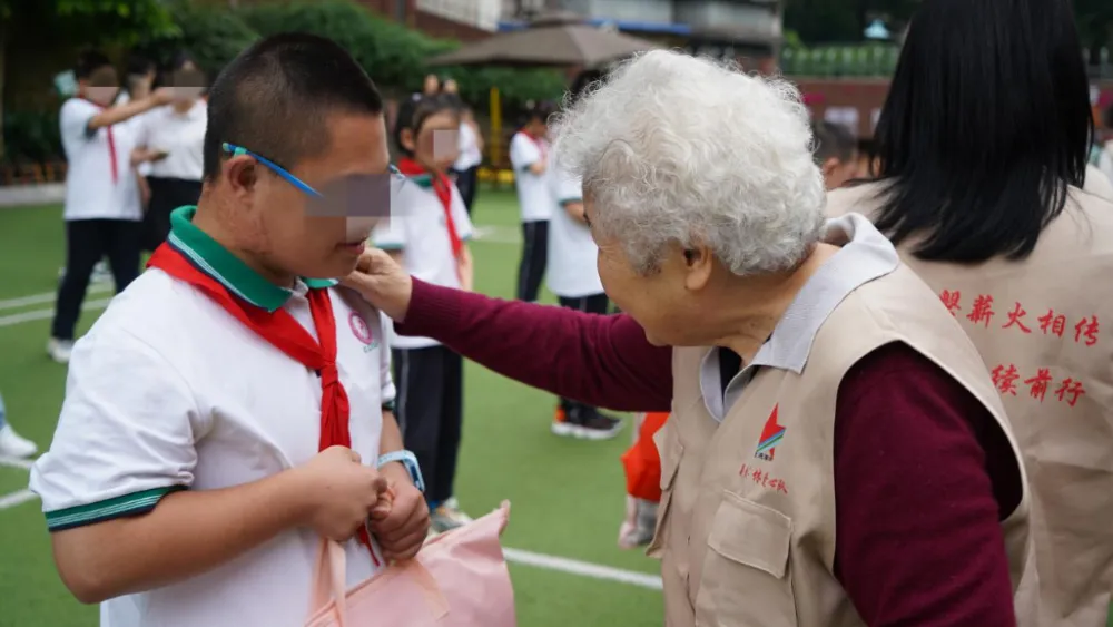 重庆市军休中心走进重庆九龙坡区特殊教育学校开展慰问活动