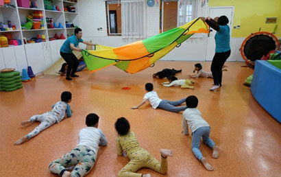 地板时光疗法适合什么样的自闭症儿童训练