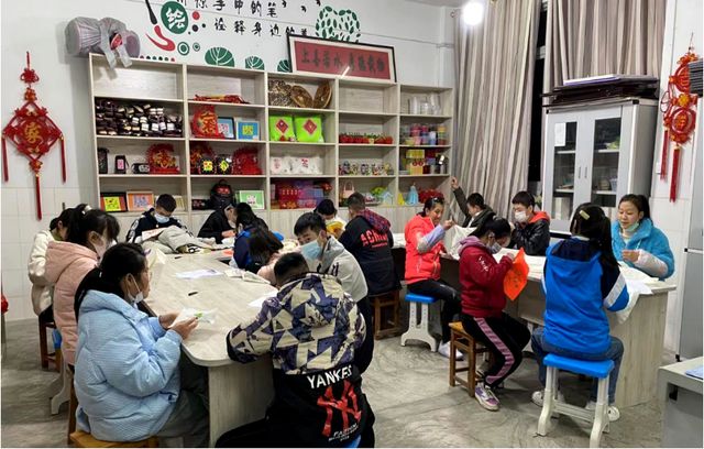 筠连县特殊教育学校开展苗族刺绣社团活动