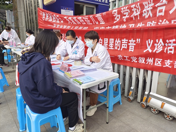 上海虹口区彩虹笔儿童康健发展中心的自闭症孩子角色扮演医生，体验就诊过程