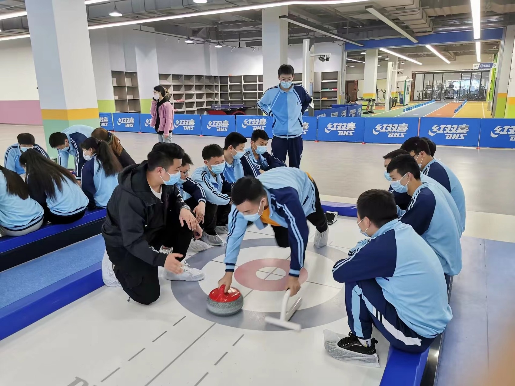 成都市特殊教育学校举行第七届中国残疾人冰雪运动季体管中心系列示范活动