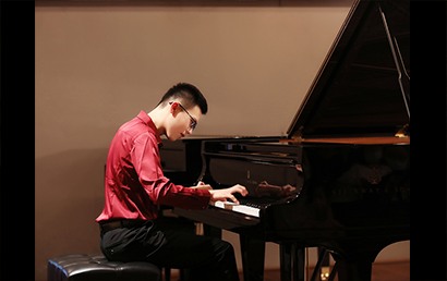 喜欢舞台上感觉的17岁自闭症少年苦练钢琴多年屡获大奖