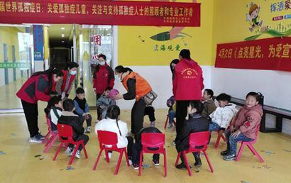 东海县县民政局在县观爱康复中心内举行关爱孤独症儿童活动